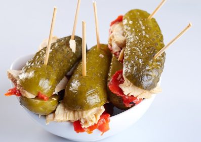 Traineras (Pepinillo relleno de bonito escabeche y pimiento)