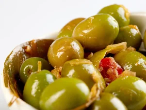 Aceitunas Verdes Partidas y Aliñadas | Sabor Tradicional y Natural
