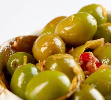 Aceitunas Verdes Partidas y Aliñadas | Sabor Tradicional y Natural