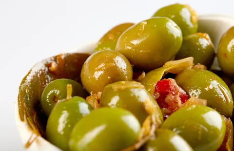Aceitunas Verdes Partidas y Aliñadas | Sabor Tradicional y Natural